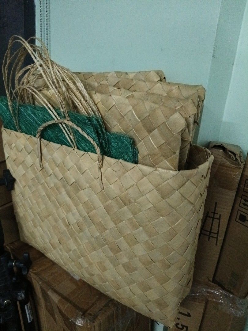 Handwoven Bayong Bag with Handles (Category: Luxury Bags & Wallets) located in Caloocan City. Submitted by royaltiger-22e15a (Listing ID 1422488808, Image 1). Description: - Handwoven bayong bag - Ideal for groceries and various items - Sturdy handles for easy carrying - Natural color and woven design - Spacious interior - Includes green fabric lining 11 pcs available .