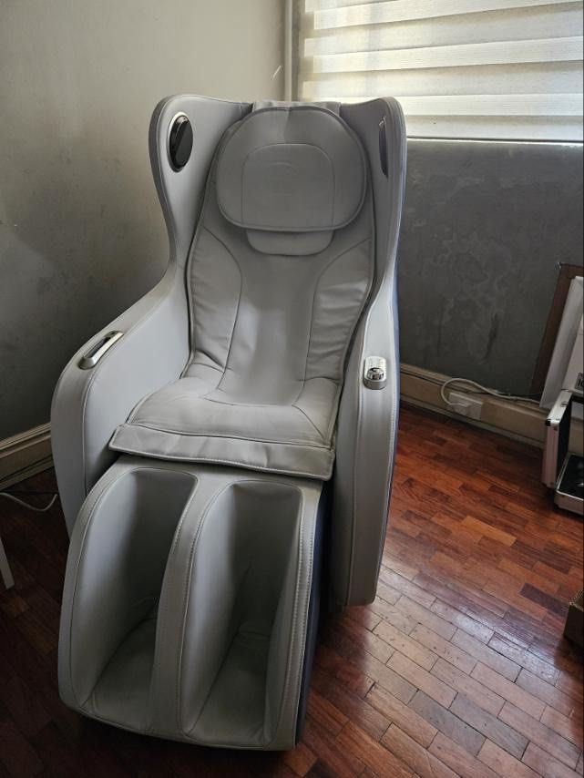 Hiro Hi Lite Pro 2.0 Massage Chair (Category: Massage Devices) located in Quezon City. Submitted by indy37 (Listing ID 1422512263, Image 2). Description: Hiro Massage Chair Hi-Lite Pro 2.0 Color: Gray & blue For pick up only Capitol Hills, Quezon City.