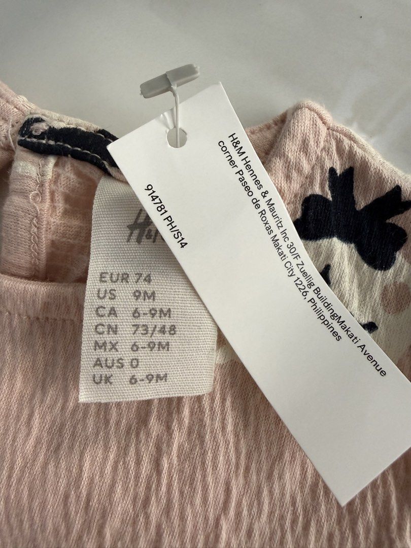 H&M Cat Print Dress - 9M (Category: Babies & Kids Fashion) located in Quezon City. Submitted by s.cl0set (Listing ID 1422438091, Image 2). Description: - H&M cat print dress - Size: 9M - Color: Soft pink - Features: Long sleeves, round neckline - Fabric: Textured, comfortable - Perfect for: Everyday wear and special occasions.