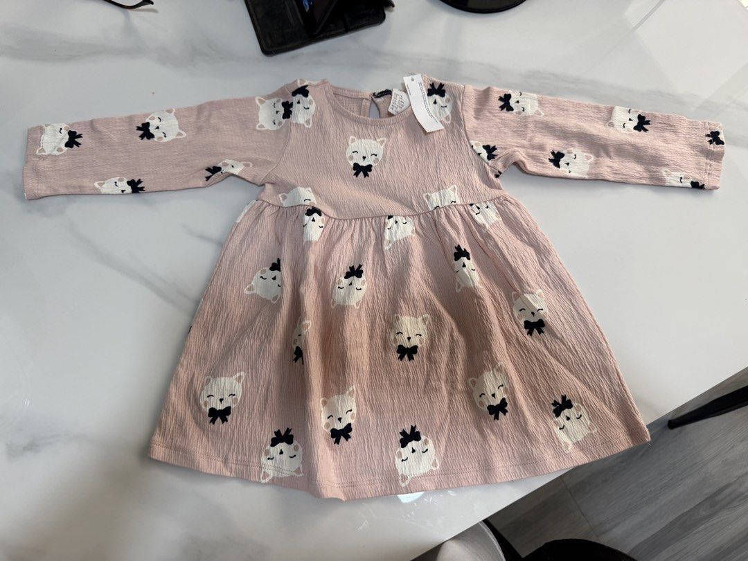 H&M Cat Print Dress - 9M (Category: Babies & Kids Fashion) located in Quezon City. Submitted by s.cl0set (Listing ID 1422438091, Image 1). Description: - H&M cat print dress - Size: 9M - Color: Soft pink - Features: Long sleeves, round neckline - Fabric: Textured, comfortable - Perfect for: Everyday wear and special occasions.