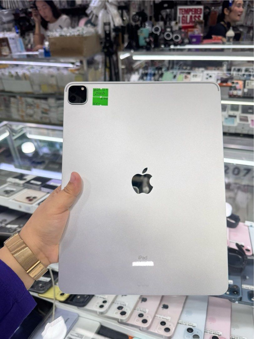 Ipad Pro 2020 2ndgen 12.9 Wifi No issue (Category: iPad) located in San Juan City. Submitted by javedsgadgetshop (Listing ID 1422435082, Image 1). Description: INSTALLMENT OPTIONS : SPAY LATER / GGIVES / CREDIT CARD! WE BUY AND SELL SO PWEDE MAGBINTA OR SWAP ! Quick Specs : 💵 Ipad Pro 2020 2ndgen 12.9 •256gb •NTC Variant •Good batt health •Wifi Only •98% Smoothness •No hidden issue | No Repaired •100% Authentic | Not Refurbished •w/ OEM Charger 