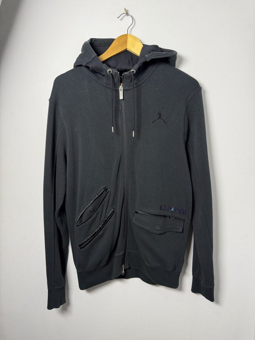 Jordan Zip up Hoodie (Category: Coats, Jackets and Outerwear) located in Makati City. Submitted by uspence (Listing ID 1422488134, Image 1). Description: - Black Jordan Dri-FIT full zip hoodie Authentic Jordan 11 Gamma Blue Zip Up Jacket -Complete With tags Size on tag: Small Can Fit M-L dimes: L -28” W - 20” -Personal item Color rate 8/10 Issue: One button crack in pocket Can send additional Photos Shipping: j&t/ Ggx / Lalamove .