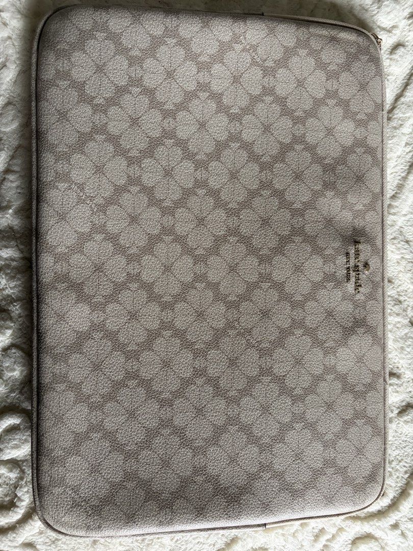 Kate Spade Flower Universal Laptop Sleeve (Category: Laptop Bags & Sleeves) located in Makati City. Submitted by coolflower.222 (Listing ID 1422427152, Image 2). Description: - Kate Spade laptop sleeve - Beige floral pattern - Secure zip closure - Soft interior lining - Features the Kate Spade logo - Designed for standard laptop sizes - Interior with Kate Spade logo print.