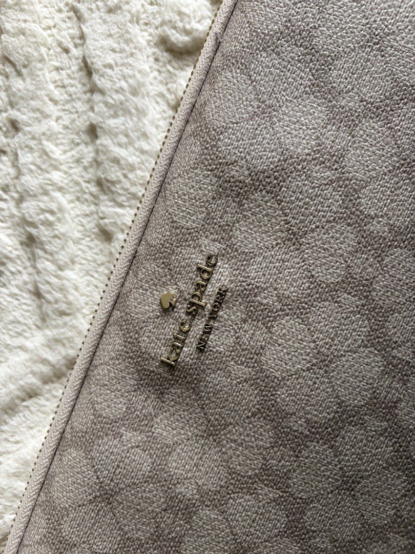 Kate Spade Flower Universal Laptop Sleeve (Category: Laptop Bags & Sleeves) located in Makati City. Submitted by coolflower.222 (Listing ID 1422427152, Image 1). Description: - Kate Spade laptop sleeve - Beige floral pattern - Secure zip closure - Soft interior lining - Features the Kate Spade logo - Designed for standard laptop sizes - Interior with Kate Spade logo print.