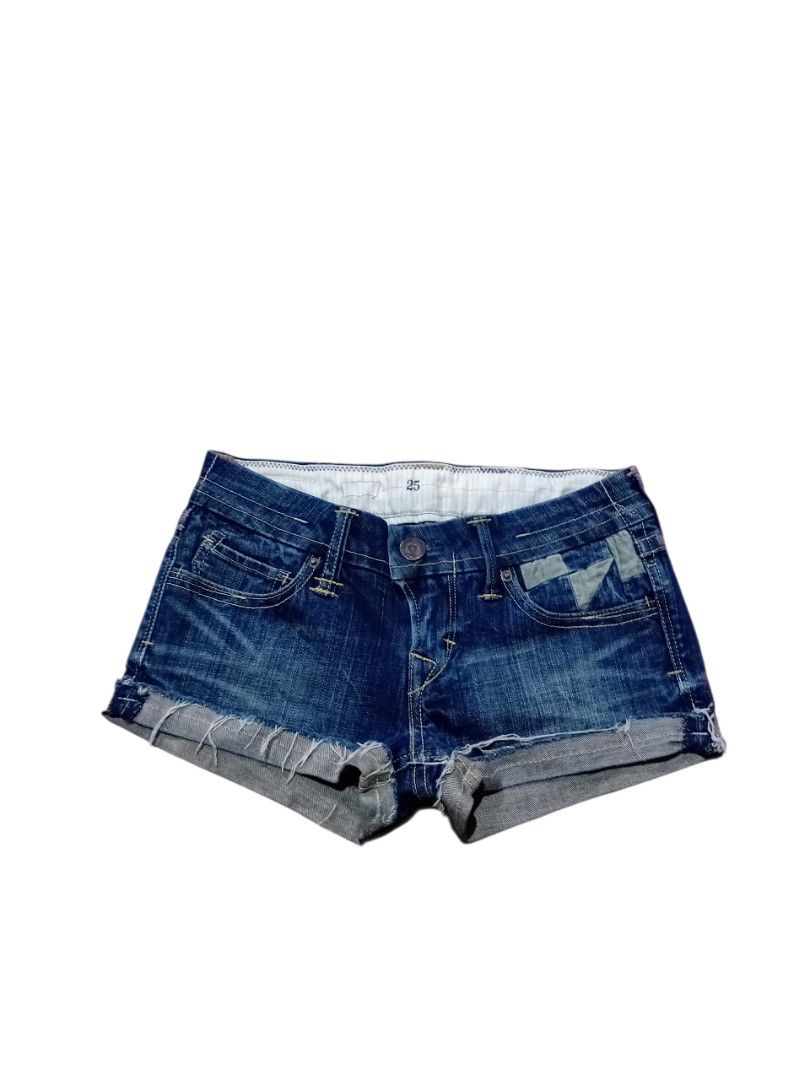 Levi's sexy short (pekpek short) (Category: Shorts) located in Maramag. Submitted by kennethrab93665 (Listing ID 1422411696, Image 1). Description: Levi's pekpek short waistline 27-28 length 7.5 excellent condition need minor wash 250 + sf 📩.