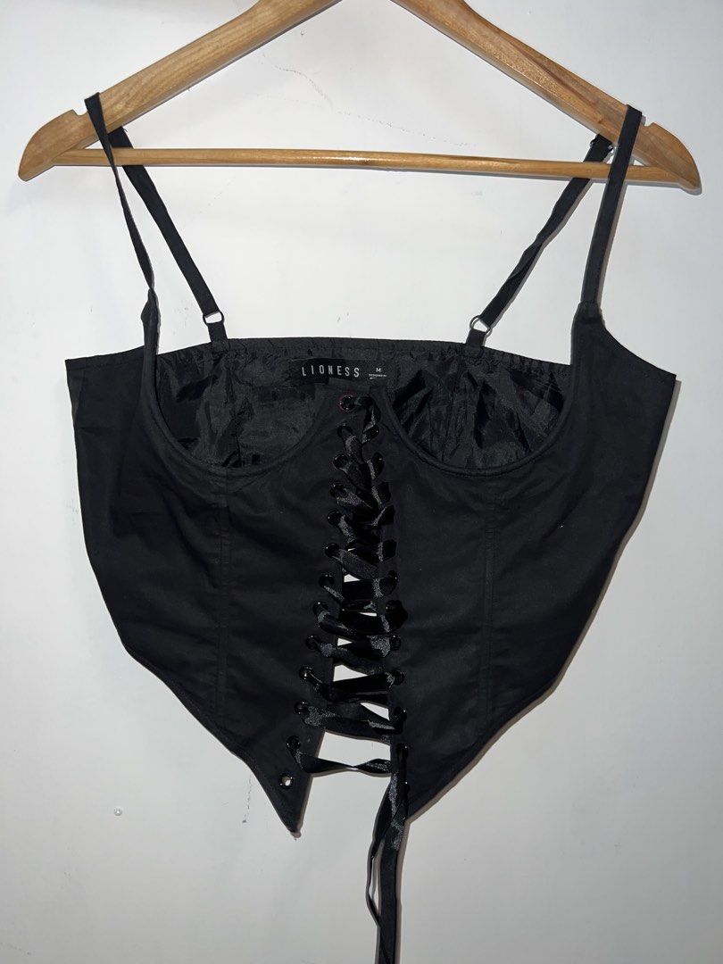 Lioness Black Corset Top - Size M (Category: Sleeveless) located in Cavite. Submitted by cssndrakateg (Listing ID 1422445262, Image 1). Description: - Lioness black corset top - Size: M - Features: - Adjustable straps - Lace-up front - Sweetheart neckline - Designed in Australia - Material: Smooth, possibly satin-like fabric.