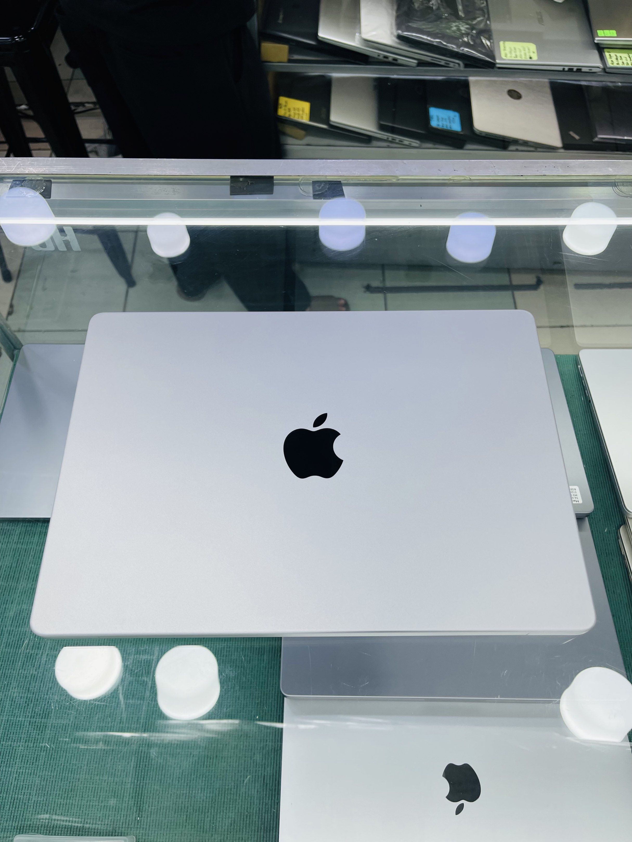 Macbook pro M4 512/16 14-inch,2025 (Category: Laptops & Notebooks) located in Manila. Submitted by oddlion-e6f6 (Listing ID 1422431575, Image 2). Description: 💻For Sale: Secondhand Available now APPLE LAPTOP 👨🏻‍💻 Macbook Pro M4 👨🏻‍💻 14-inch,2024 👨🏻‍💻 M4 Chip 👨🏻‍💻 Storage: 512GB SSD 👨🏻‍💻 Memory: 16GB RAM MEMORY 👨🏻‍💻 Os: macOS Sequoia Version 15.6.1 👨🏻‍💻 Cycle Count: 51 👨🏻‍💻 Maximum Capacity: 100% 👨🏻‍💻 Baterry Condition: