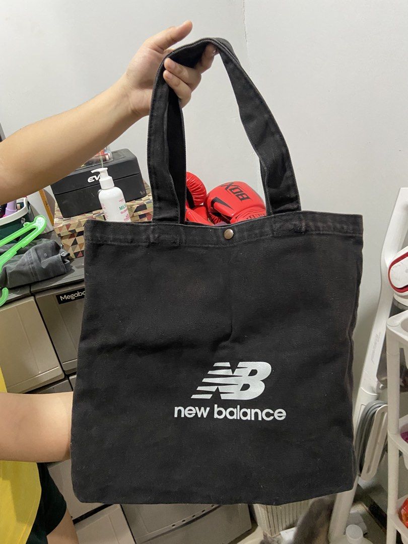 New Balance Black Tote Bag (Category: Tote Bags) located in Manila. Submitted by kmc09 (Listing ID 1422445319, Image 2). Description: - Black New Balance tote bag - Large New Balance logo - Two handles for easy carrying - Secure snap closure - Made from durable fabric - Perfect for daily essentials sobrang ganda nya sa personal need lang labahan rfs: may bago ng ginagamit.