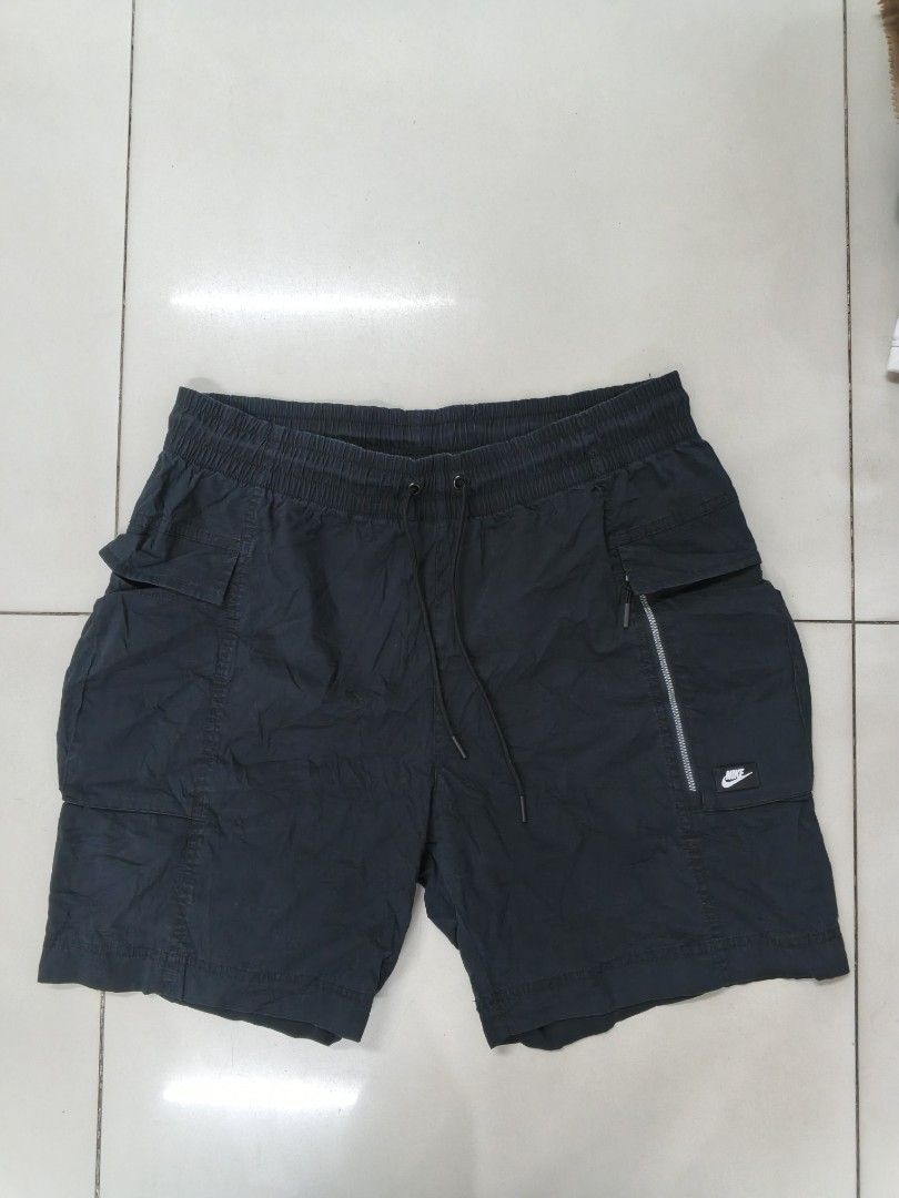 Nike Cargo Shorts XXL (Category: Shorts) located in Manila. Submitted by wesleycomad21 (Listing ID 1422395424, Image 1). Description: - Nike cargo shorts - Size: XXL - Features: Zippered side pockets, drawstring waistband - Nike logo detail - Made in China.