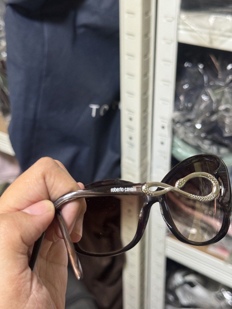 Roberto Cavalli Sunglasses (Category: Sunglasses & Eyewear) located in Tarlac. Submitted by declutter_queen_e (Listing ID 1422407395, Image 3). Description: -With receipt (P18,000) - Authentic Roberto Cavalli sunglasses - Brown frame with a unique design - Comes with the original Roberto Cavalli case - Gradient lenses - Purchased from L.G. Pascual Optical -STORED ONLY / NEVER USED.