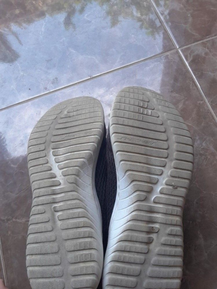 Sepatu Skechers Wanita Warna Hitam. Not NB, Hoka, Nike, Adidas, Puma, Diadora, Asics, Astec (Kategori: Sepatu Wanita) berada di Bantul. Dikirim oleh kennzaaa (ID iklan 1422410299, Gambar 3). Deskripsi: Halo Guys, disini aku mau jual sepatu aku yang udah gapernah kepake yaps -Merk Skechers (Ori 100% ya) -Size 38 (insole 25cm) -Sol masi empuk kok guys -Minus: •Sol nya dulu pernah lepas ya, jd dijahit •Logo yang udah crack • Kotor •No Box (udh ilang