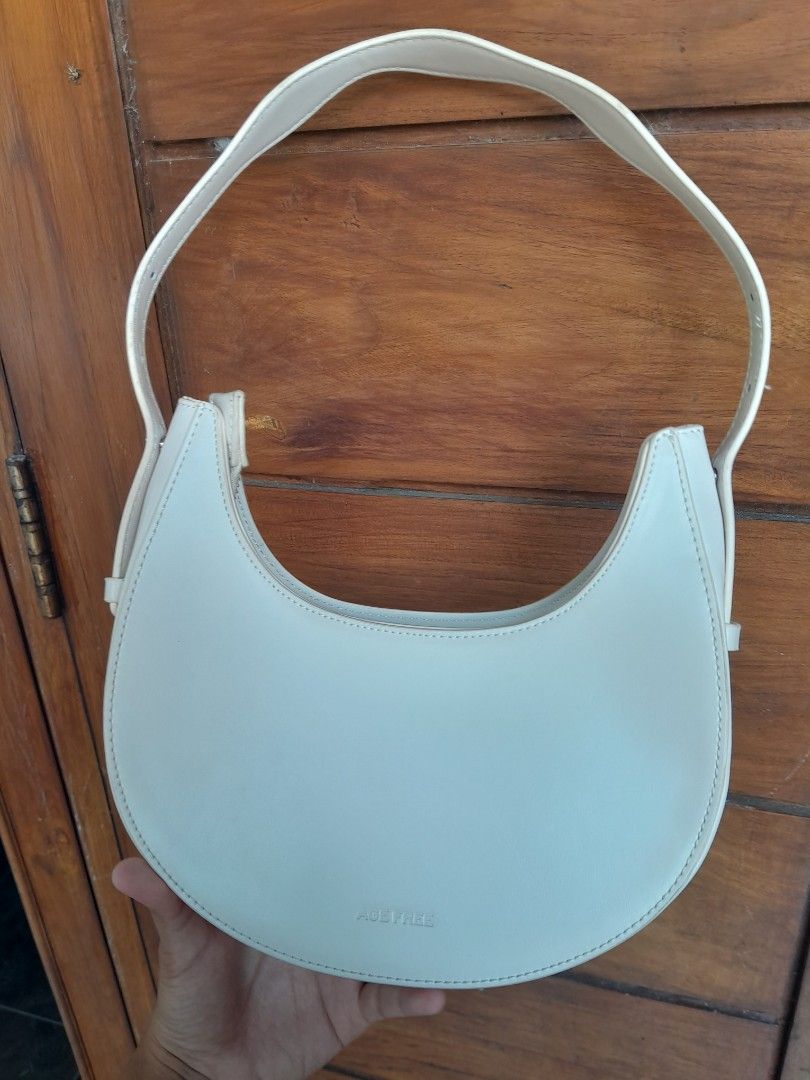 Tas Shoulder Bag and Hand Bag Age Free Yoona Bag. Not Bostanten, Mossdoom, Enji, Les Catino (Kategori: Tas & Dompet Wanita) berada di Bantul. Dikirim oleh kennzaaa (ID iklan 1422414622, Gambar 2). Deskripsi: Halo Guys, disini aku mau jual tas aku yaps -Tas merk Age Free, ini di tali ada 3 lubang yaps jadi bisa di adjust (bisa jd shoulder and handbag) -Masi ada dustbag dan kelengkapanya yup -Baru 3x pakai aja -No Minus yap, masi mulus -Harga baru 