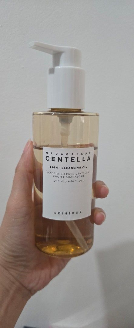 SKIN1004 Madagascar Centella Light Cleansing Oil (Category: Face Care) located in Iloilo. Submitted by krizzzie (Listing ID 1422434333, Image 2). Description: - SKIN1004 Madagascar Centella Light Cleansing Oil - Gently removes makeup and impurities - Clear bottle with a pump dispenser - 85% remaining. not suitable for me..