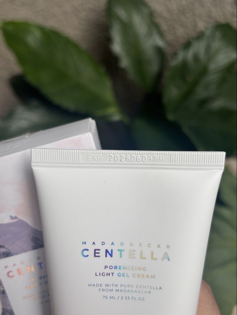 Skin1004 Madagascar Centella Poremizing Light Gel Cream | 75ml (Category: Face Care) located in Manila. Submitted by lexi.stash (Listing ID 1422447120, Image 2). Description: Skin1004 Madagascar Centella Light Gel Cream - Like New | Used 2 times only Original Price: 552 RFS: Doesn’t match skin type Bought from official online store 🧾 Payment Method: Gcash or Bank Transfer (Pay First) 📍Metro Manila, North Caloocan 📦 Delivery: J&T or Lalamove (f