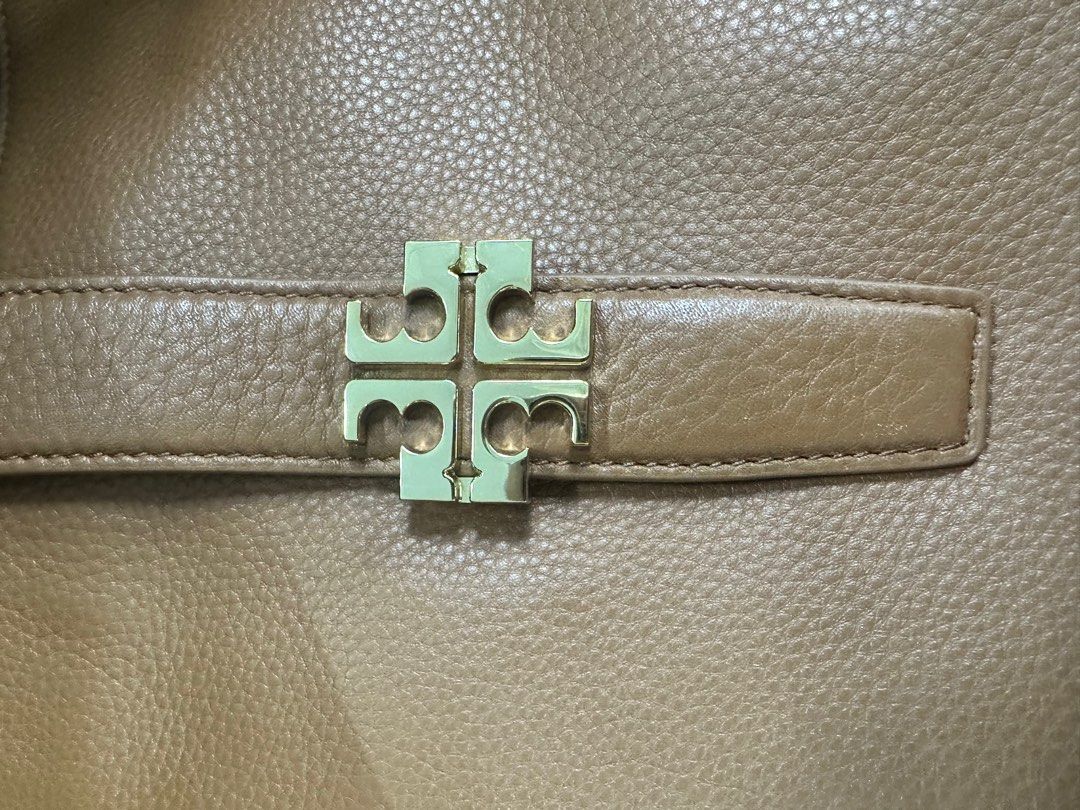 Tory Burch Leather Shoulder Bag (Category: Luxury Bags & Wallets) located in Quezon City. Submitted by ririd212 (Listing ID 1422450001, Image 3). Description: - Authentic Tory Burch shoulder bag - Elegant tan color - Spacious interior with multiple pockets - Gold-tone zipper - Signature Tory Burch logo - Patterned interior lining - Crafted from high-quality leather.