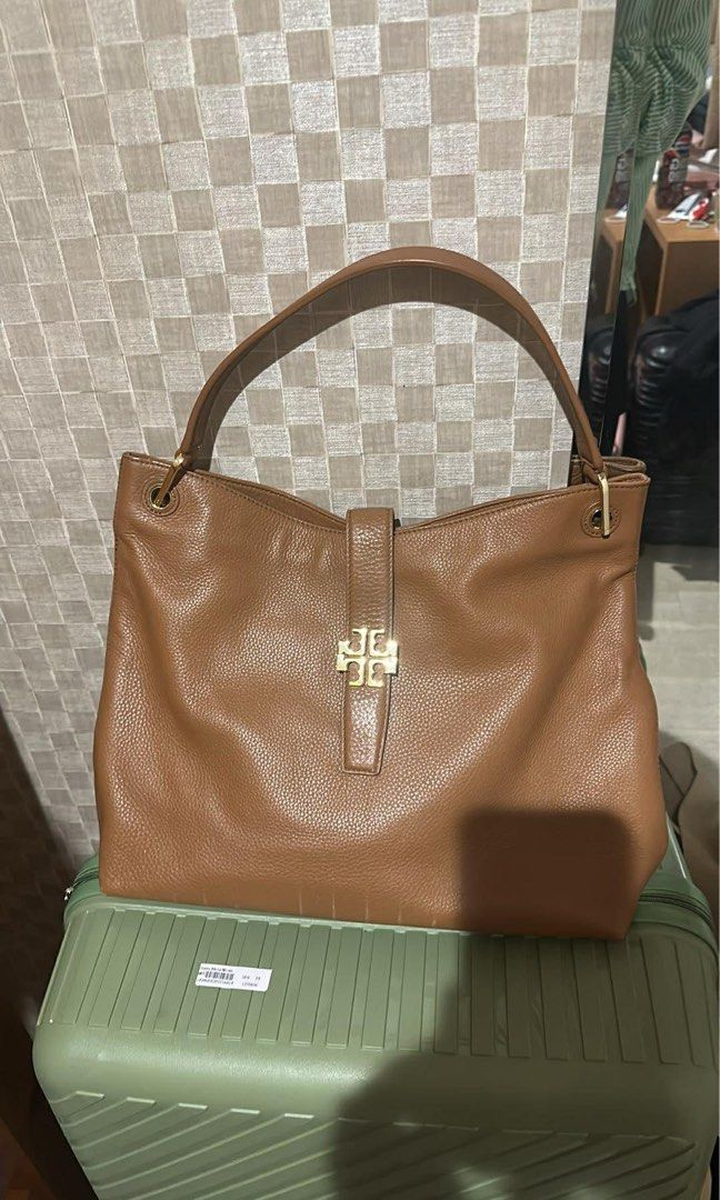 Tory Burch Leather Shoulder Bag (Category: Luxury Bags & Wallets) located in Quezon City. Submitted by ririd212 (Listing ID 1422450001, Image 1). Description: - Authentic Tory Burch shoulder bag - Elegant tan color - Spacious interior with multiple pockets - Gold-tone zipper - Signature Tory Burch logo - Patterned interior lining - Crafted from high-quality leather.