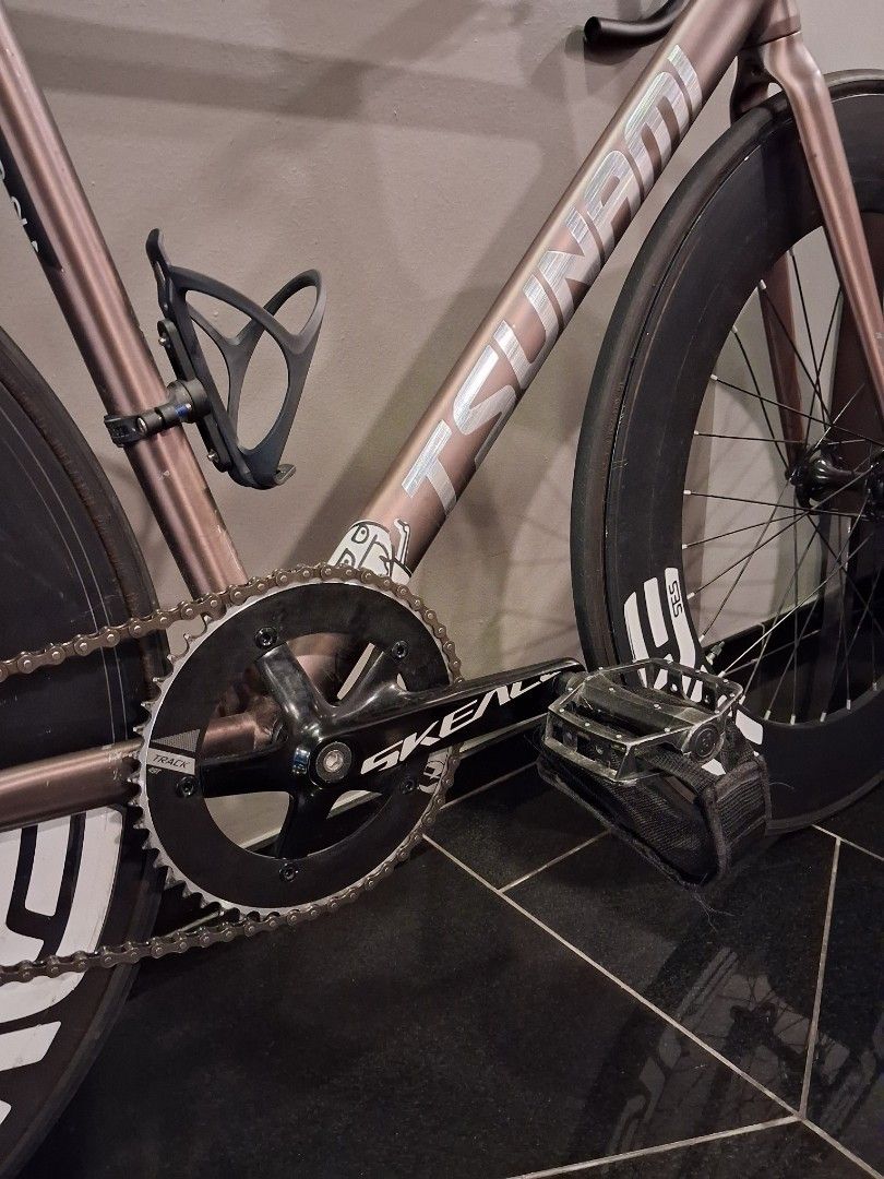 Tsunami cs (Category: Bicycles) located in Singapore. Submitted by cycling_7 (Listing ID 1422445708, Image 1). Description: wts 49T skeace cs.