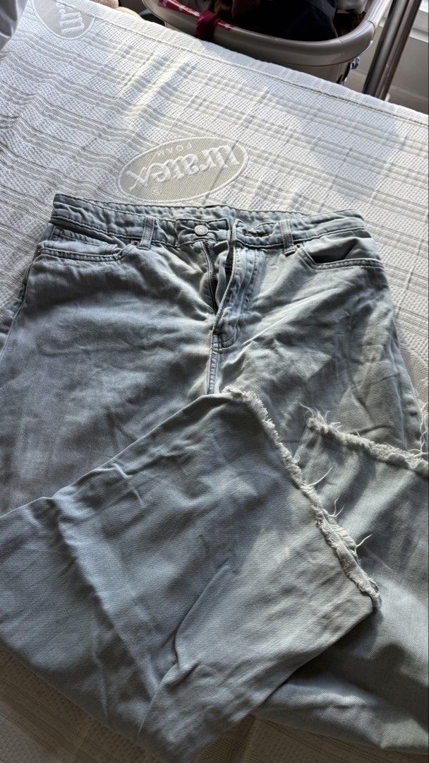 Uniqlo Jeans Size 27 (Category: Jeans) located in Makati City. Submitted by severusss (Listing ID 1422462797, Image 1). Description: - Light blue Uniqlo jeans - Size 27 (68.5cm) - Classic five-pocket design - Button and zipper closure - Straight leg cut - Raw hem - Made from 100% cotton Best fit size 27-29.