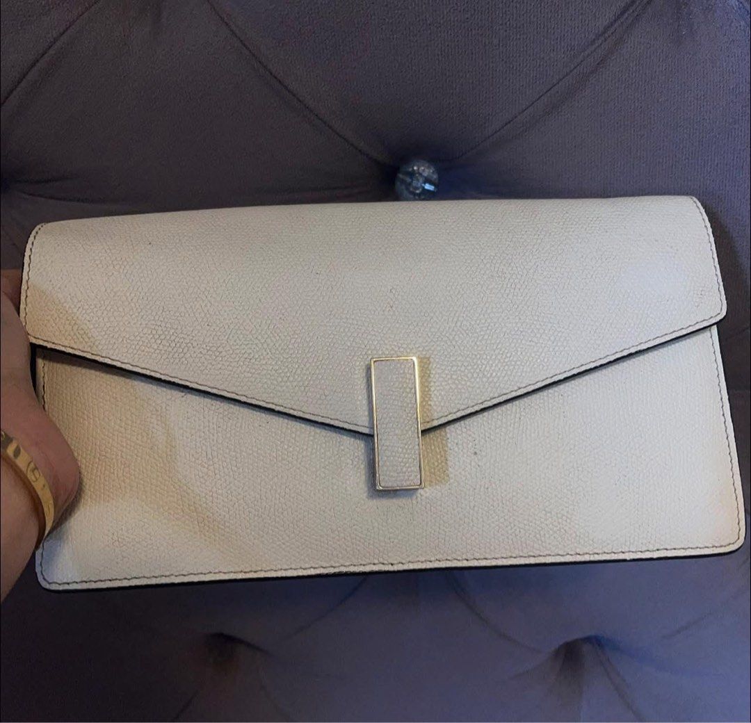Valextra Iside Leather Clutch - Pergamenna White (Category: Luxury Bags & Wallets) located in Roxas City. Submitted by lynngreyartillero (Listing ID 1422452740, Image 1). Description: Valextra Iside Clutch 🤍🤍🤍 Ang ganda nito mga madaaaam 🤍🤍🤍 Valextra clutch 🤍🤍🤍 Pwd lagyan ng sling pero mas bet kung wala pang bonggahan ang dalahan pwd pang party na sosyalan 😍😍😍 Like new may mga protector pa ang hardware 🤍🤍 Very minimal sign of usage 