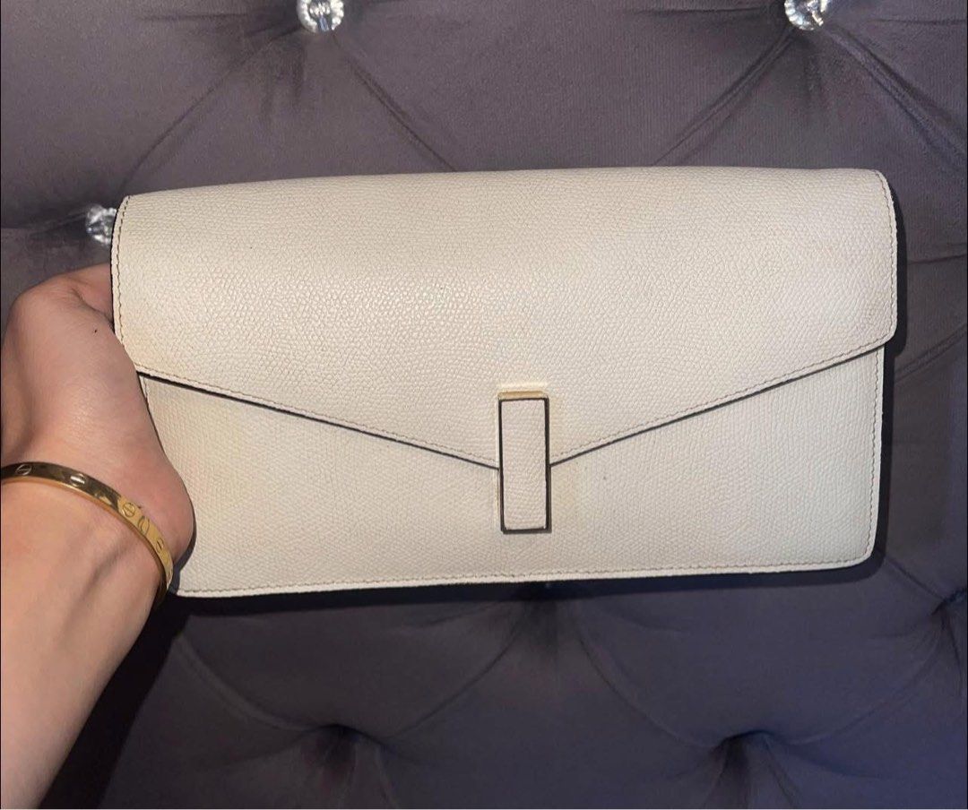 Valextra Iside Leather Clutch - Pergamenna White (Category: Luxury Bags & Wallets) located in Roxas City. Submitted by lynngreyartillero (Listing ID 1422452740, Image 3). Description: Valextra Iside Clutch 🤍🤍🤍 Ang ganda nito mga madaaaam 🤍🤍🤍 Valextra clutch 🤍🤍🤍 Pwd lagyan ng sling pero mas bet kung wala pang bonggahan ang dalahan pwd pang party na sosyalan 😍😍😍 Like new may mga protector pa ang hardware 🤍🤍 Very minimal sign of usage 