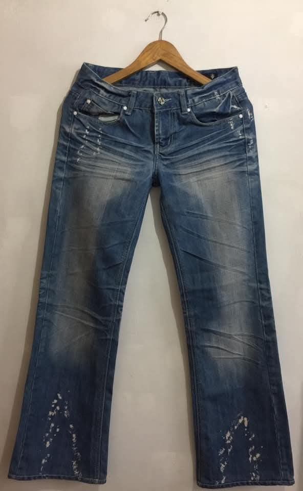 Vintage Sugar Cane Distressed Jeans (Category: Jeans) located in Manila. Submitted by arn_thrifts (Listing ID 1422491822, Image 1). Description: - Sugar Cane distressed jeans - Light blue wash - Unique paint splatter details - Size: W30 L39 - Button closure - Leather patch on back - Perfect for a casual, fashionable look.