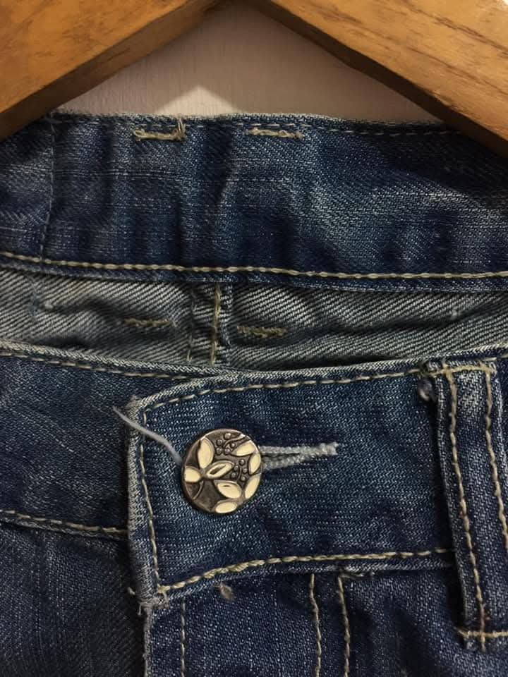 Vintage Sugar Cane Distressed Jeans (Category: Jeans) located in Manila. Submitted by arn_thrifts (Listing ID 1422491822, Image 3). Description: - Sugar Cane distressed jeans - Light blue wash - Unique paint splatter details - Size: W30 L39 - Button closure - Leather patch on back - Perfect for a casual, fashionable look.