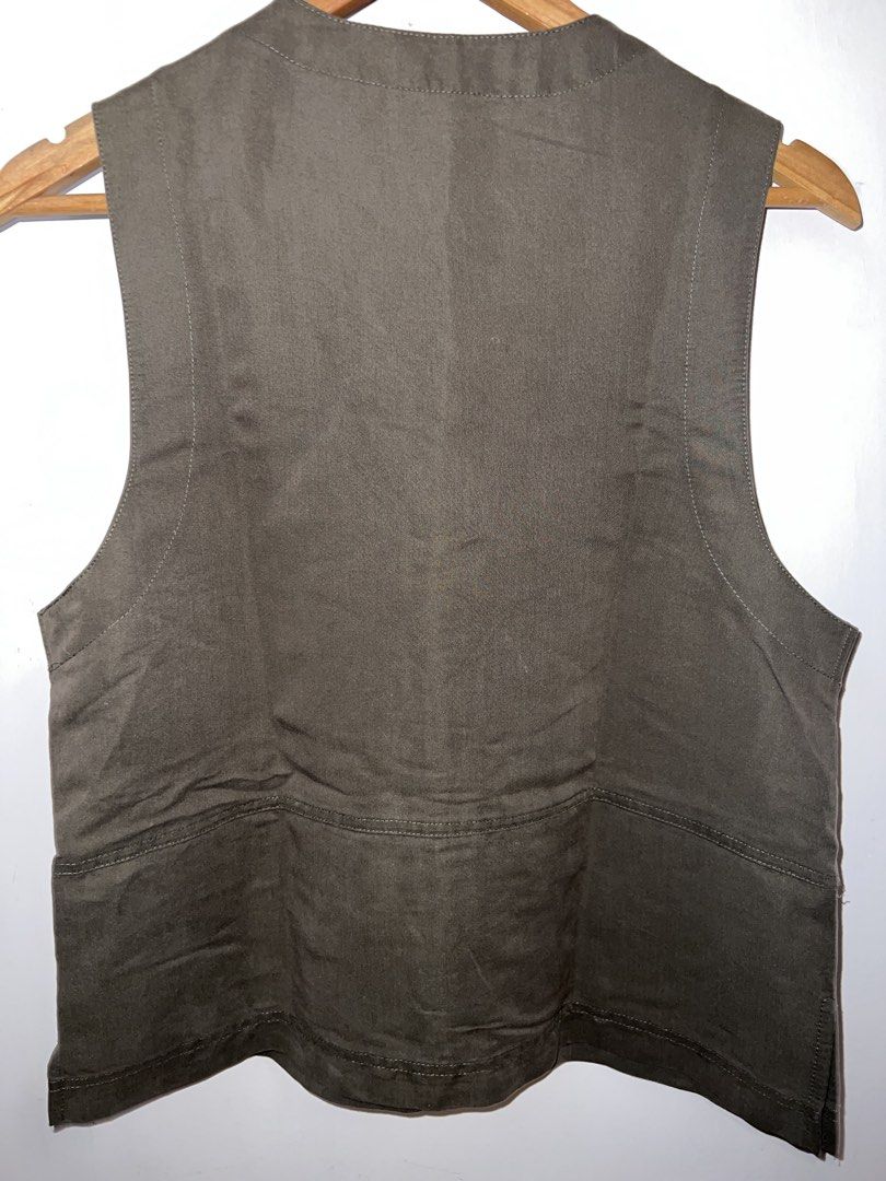 White Stag Olive Green Vest (Category: Vests) located in Cavite. Submitted by cssndrakateg (Listing ID 1422445334, Image 3). Description: - Olive green vest - Brand: White Stag - Features a V-neck design - Button-up closure - Two front pockets - Smooth, possibly synthetic fabric - Size: CH.