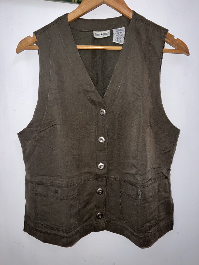 White Stag Olive Green Vest (Category: Vests) located in Cavite. Submitted by cssndrakateg (Listing ID 1422445334, Image 2). Description: - Olive green vest - Brand: White Stag - Features a V-neck design - Button-up closure - Two front pockets - Smooth, possibly synthetic fabric - Size: CH.