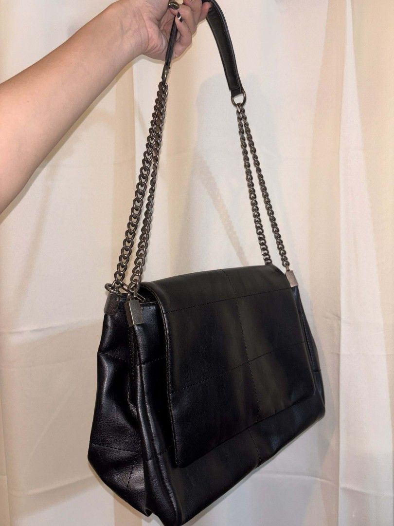 Zara Black Shoulder Bag with Chain Strap (Category: Shoulder Bags) located in San Pablo. Submitted by decluttering665 (Listing ID 1422523805, Image 3). Description: - Zara black shoulder bag - Flap closure - Chain strap - Rectangular shape - Quilted design - Interior zipper.