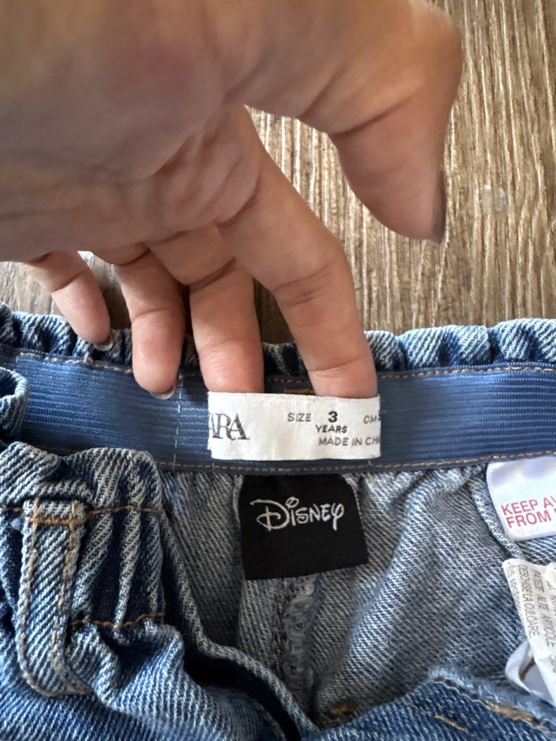 Zara Disney Minnie Mouse Jeans Size 3 (Category: Babies & Kids Fashion) located in Binan City. Submitted by ptannn (Listing ID 1422453276, Image 3). Description: - Zara Minnie Mouse Jeans - Size: 3 years old - Features: Elastic waistband, denim wash - Design: Minnie Mouse patch on front, pocket on back - Perfect for your little one!.
