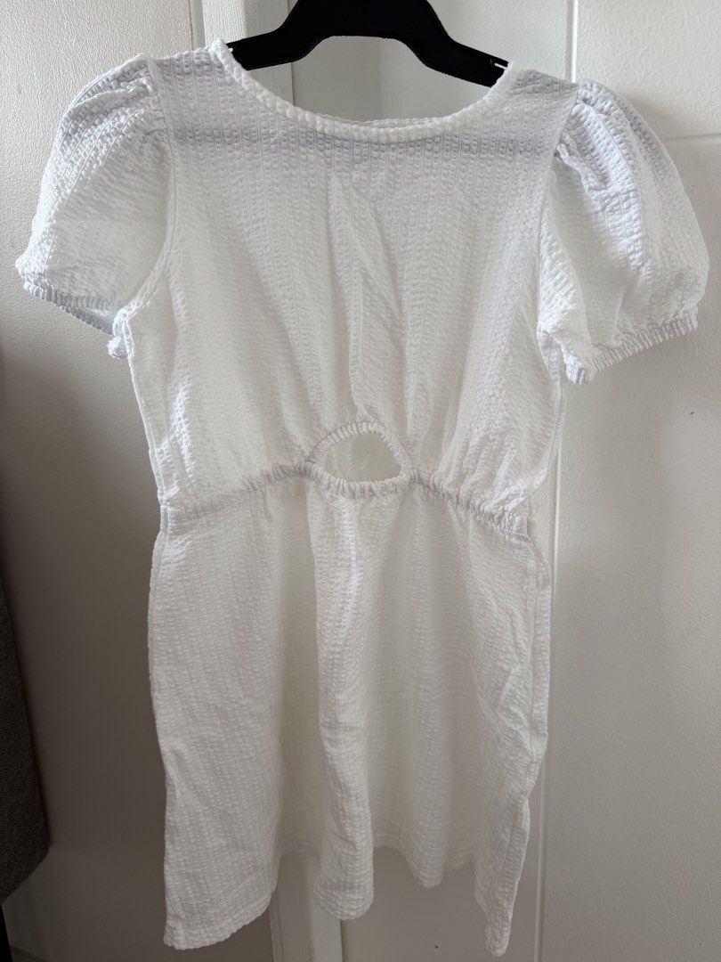 Zara Kids White Dress (Category: Dresses) located in Taguig. Submitted by BellaC (Listing ID 1422407906, Image 1). Description: - Zara white dress - Features short puff sleeves - Cut-out detail at the waist - Textured fabric - Round neckline - Size 8 (kids) - Made in Bangladesh.