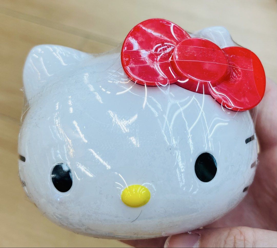 現貨🎀正版 Sanrio HELLO KITTY 公仔 職業場景 迷你場景擺設 盲盒 盲抽 迷你場景擺設 聖誕禮物 生日禮物 新年禮物 DOLL MINIATURE TOY BIRTHDAY CHRISTMAS GIFT DOLL （分類：設計師玩具及盲盒）位於 Hong Kong。 由 swroom 提交（商品編號 1422573726，圖片 1）。簡介： 🚚 🎁 只限郵寄運送 🎁 ▫️▫️商品詳情▫️▫️ 💖$68個，$130兩個，全新未開封 ❣️ 節日銷情迅速請早訂購售完即止❣️ 🛍更多最新禮品玩具 follow us ： carousell.com/swroom ▫️▫️購買付款詳情 ▫️▫️ 📥 請 INBOX PM下單購買須提供以下資料 ： 1. 選擇付款方式 : PAYME / FPS / ALIPAYHK 2. 選擇郵寄方式： 📮 $8 up 本地平郵 ( 一般情況 2-3 工作天寄出 ) 📦 SF順豐到付 - 收貨時付運費 📦 ( 一般情況 2-3 