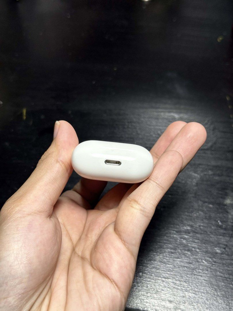 Airpods Gen 2 Charging Case only (original) (Category: Earphones) located in Antipolo. Submitted by kenet13 (Listing ID 1422582698, Image 3). Description: Selling my Airpods Gen 2 CHARGING CASE ONLY PERSONAL WARRANTY: 1 MONTH (as long as hindi po nabagsak or nabasa) 100% no any hidden defects 100% good battery health 100% working perfectly 100% original Please no to lowballing po, I always ensure that all of my products are like new condition and