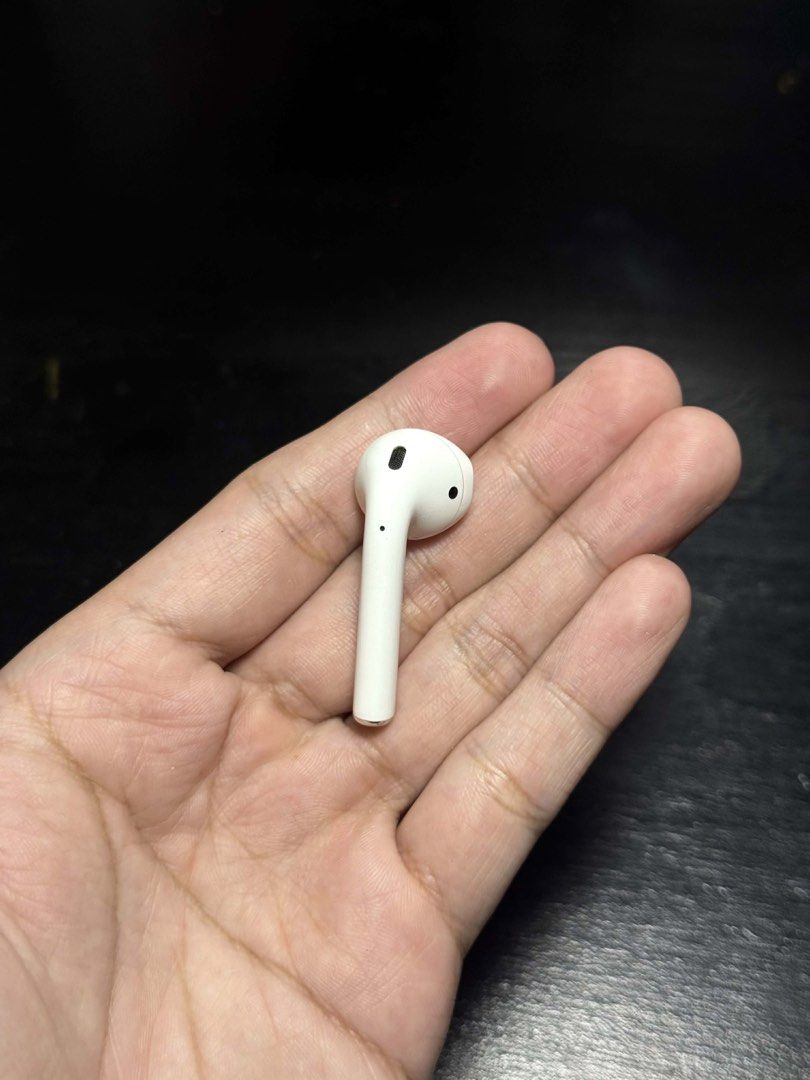 Airpods Gen 2 Right Pod only (original) (Category: Earphones) located in Antipolo. Submitted by kenet13 (Listing ID 1422582058, Image 2). Description: Selling my Airpods Gen 2 RIGHT POD ONLY PERSONAL WARRANTY: 1 MONTH (as long as hindi po nabagsak or nabasa) 100% no any hidden defects 100% good battery health 100% working perfectly 100% original Please no to lowballing po, I always ensure that all of my products are like new condition and free of