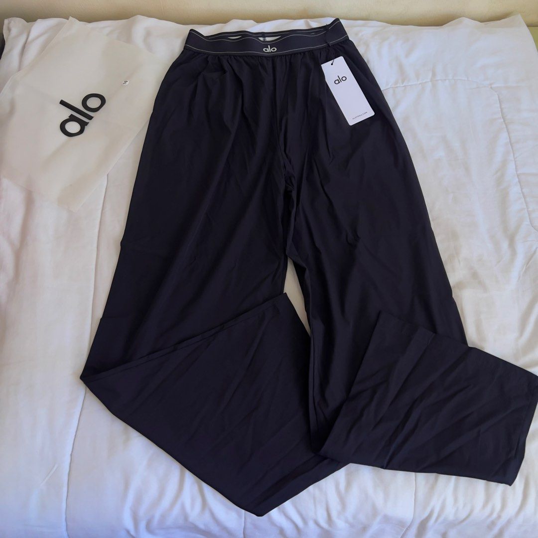 Alo Navy Pants (Category: Other Bottoms) located in Cebu City. Submitted by shopvictoriaa (Listing ID 1422554067, Image 1). Description: -used once !!! - Navy Alo Yoga pants - Size: M - Comfortable elastic waistband with Alo logo - Relaxed fit - Subtle Alo logo on the side - Lightweight and breathable fabric.