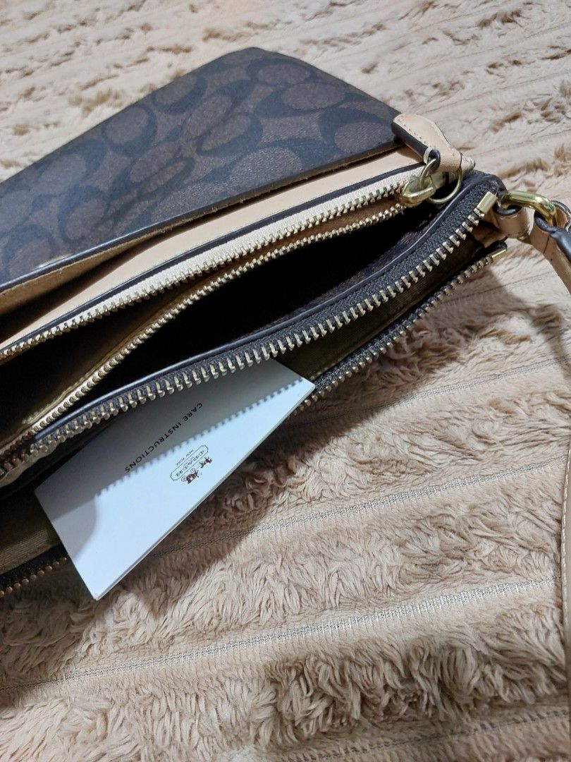 Authentic Coach swing pack (Category: Luxury Bags & Wallets) located in Manila. Submitted by zionzyrus (Listing ID 1422572370, Image 2). Description: no flaws,used only in an event by my sis from our package abroad.