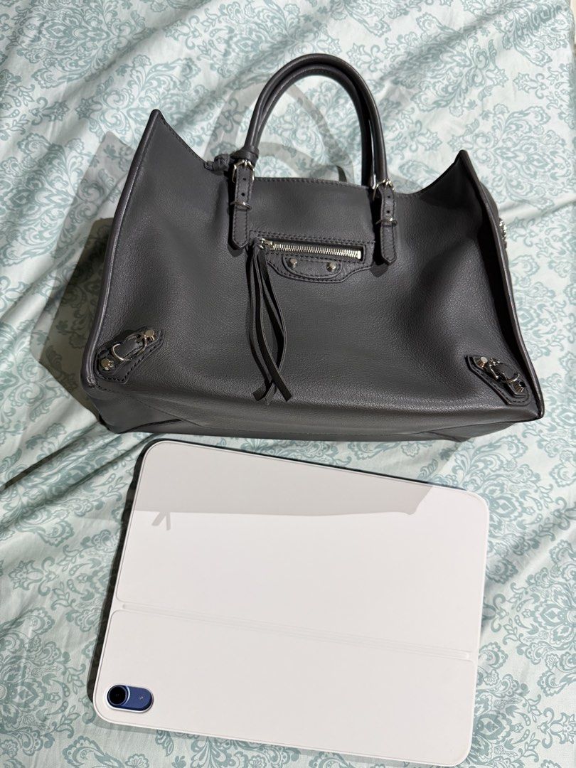 Balenciaga Classic City Bag (Category: Luxury Bags & Wallets) located in Bulacan. Submitted by cherylluxe (Listing ID 1422595990, Image 3). Description: like new balenciaga city bag gray color with strap can be crossed body .