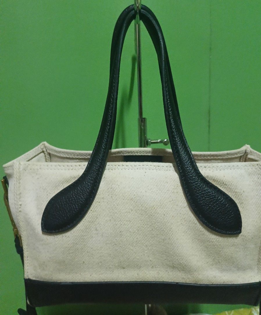 Bally Canvas Tote Bag (Category: Luxury Bags & Wallets) located in Rizal. Submitted by judithtillo19 (Listing ID 1422652662, Image 3). Description: - Bally tote bag - Canvas body with black leather handles and trim - Includes a detachable strap for versatile carrying options - Interior zippered pouch for added organization - Elegant gold-tone clasp - Bally logo prominently displayed - Interior is clean PRELOVED but in excellent condition Malinis 