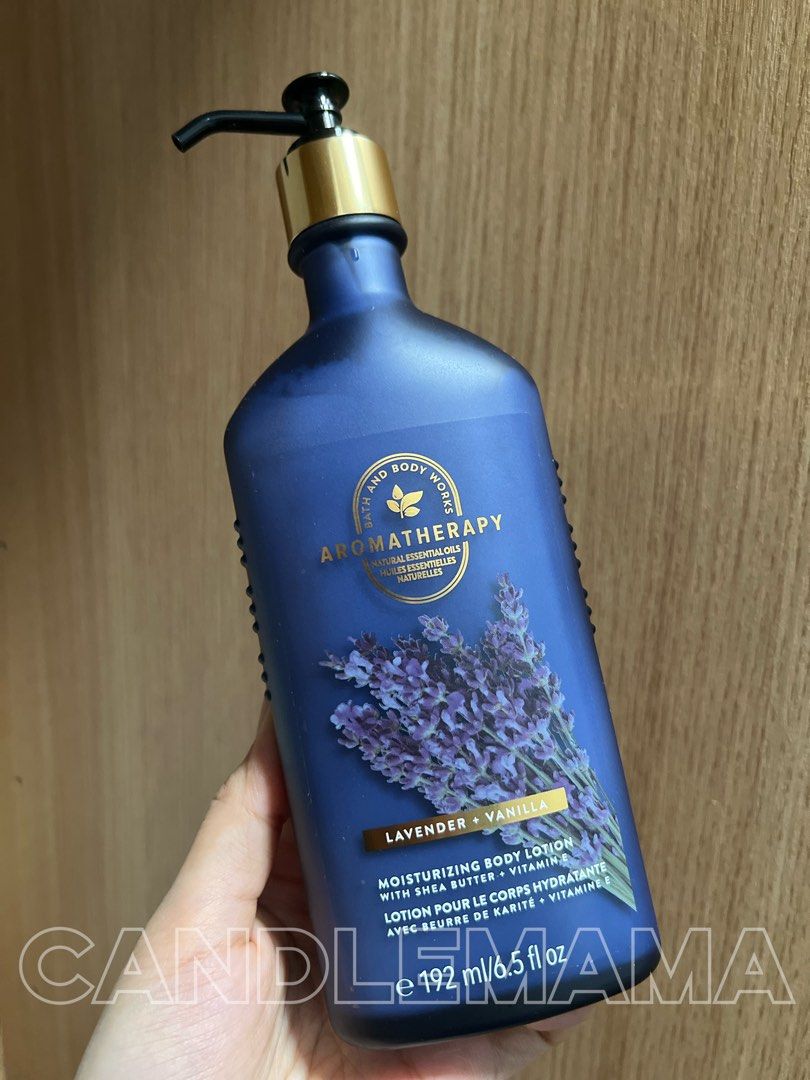 由 bathandbodyworks.hk (刊登 ID 1422652005，圖片 1) 提交，位於 Hong Kong 的 現貨包郵❤️BBW Aromatherapy Lavender + Vanilla Moisturising Body Lotion Bath & Body Works~ Candlemama (類別：沐浴及身體護理 - 身體護理)，說明：Free SF locker pick up 包順豐智能櫃自取 Bath & Body Works Aromatherapy Moisturizing Body Lotion Lavender + Vanilla Contains shea butter and vitamin E. The bottle is 192 ml / 6.5 fl oz. The lotion is designed to hydrate the skin. Ingredients include water, aloe, and essentia