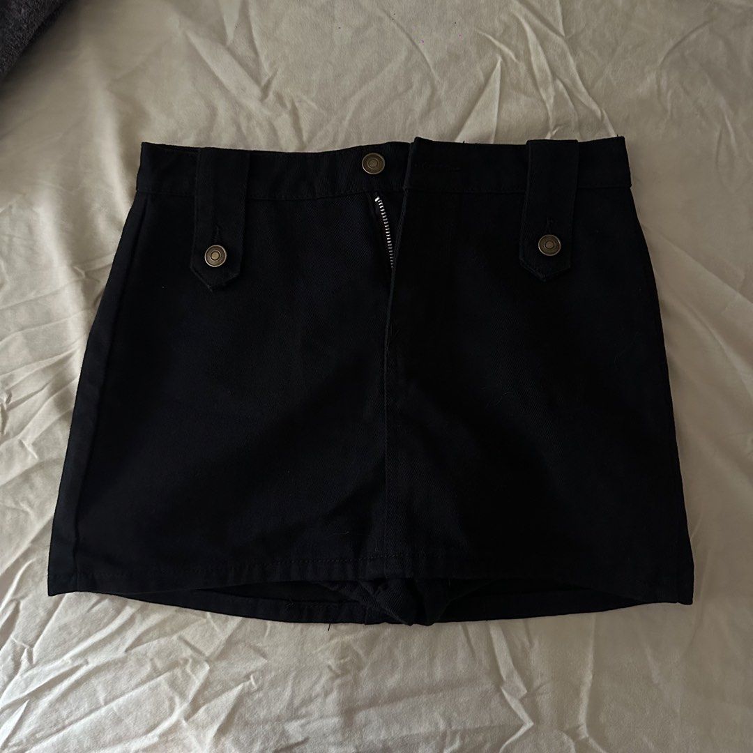 Black Mini Skirt (Category: Skirts) located in Mandaluyong City. Submitted by sofiafd_ (Listing ID 1422580596, Image 1). Description: Size 26-27.