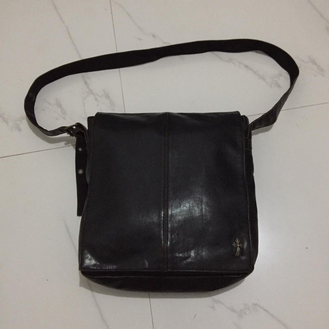 Chrome heart Off Leather Messenger Bag with (Category: Luxury Bags & Wallets) located in Alcala. Submitted by abasolo_jv (Listing ID 1422673406, Image 1). Description: Good Condition no pin hole 14x15 Dimes Good For PSG ( sayang Kala Ko paldo na) declared OFF OO ITO OFFER LANG PO pwede tumawad - Adjustable long strap - Interior pocket - Shows some wear - Suitable for everyday use.