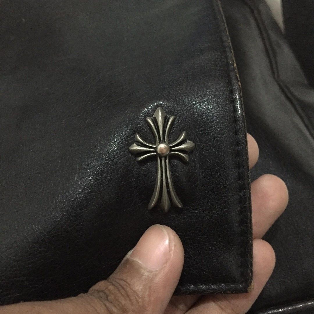 Chrome heart Off Leather Messenger Bag with (Category: Luxury Bags & Wallets) located in Alcala. Submitted by abasolo_jv (Listing ID 1422673406, Image 3). Description: Good Condition no pin hole 14x15 Dimes Good For PSG ( sayang Kala Ko paldo na) declared OFF OO ITO OFFER LANG PO pwede tumawad - Adjustable long strap - Interior pocket - Shows some wear - Suitable for everyday use.