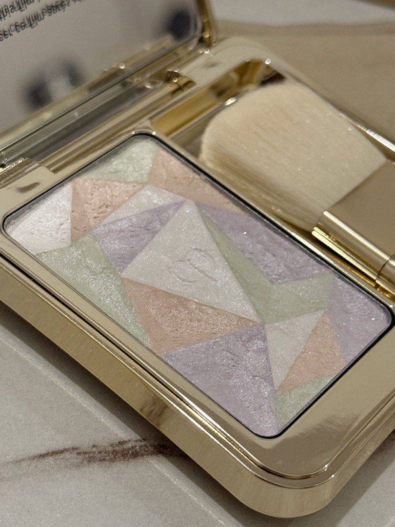 Cle de peau beaute The Luminizing Face Enhancer 17 Celestial sparks (Category: Makeup) located in Quezon City. Submitted by quirksandcurls (Listing ID 1422659998, Image 3). Description: .
