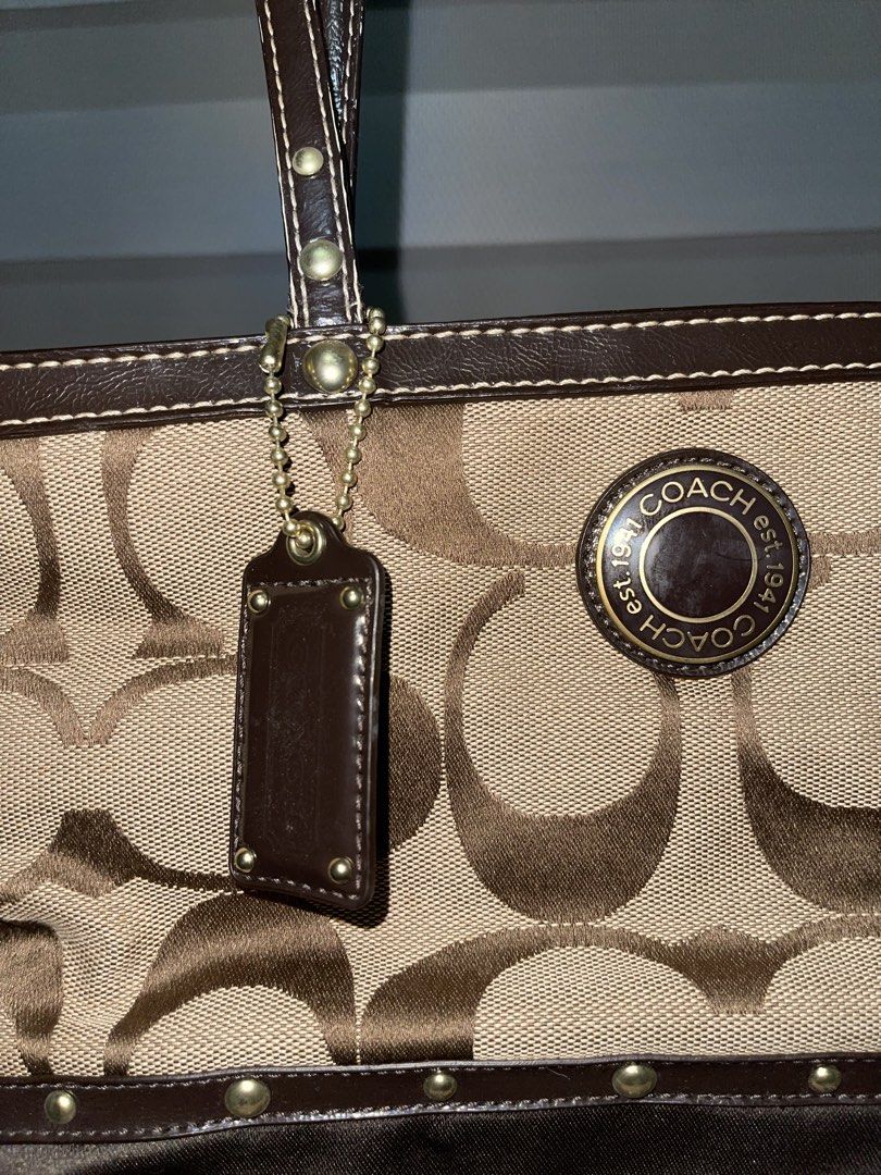 Coach Signature Tote Bag (Category: Luxury Bags & Wallets) located in Manila. Submitted by reducereuserincycle (Listing ID 1422678758, Image 3). Description: - Authentic Coach tote bag - Gold-tone hardware - Comes with a Coach dust bag NOTE: signs of usage only, can send more pics RFS: old gift lang and decluttering .
