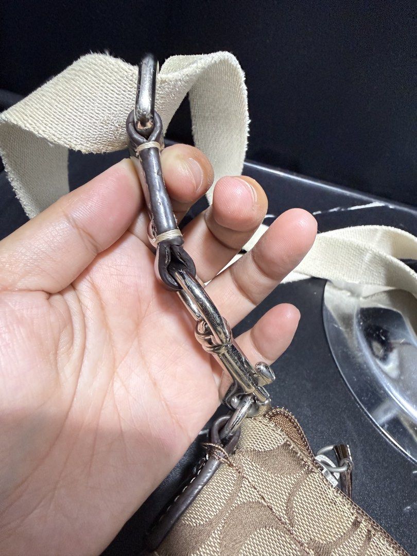 Coach Sling (Category: Luxury Bags & Wallets) located in Dagupan City. Submitted by handpickedcollection_ (Listing ID 1422587642, Image 3). Description: Coach sling ☑️Authentic ☑️Minimal signs of usage ☑️Preloved from Japan box .