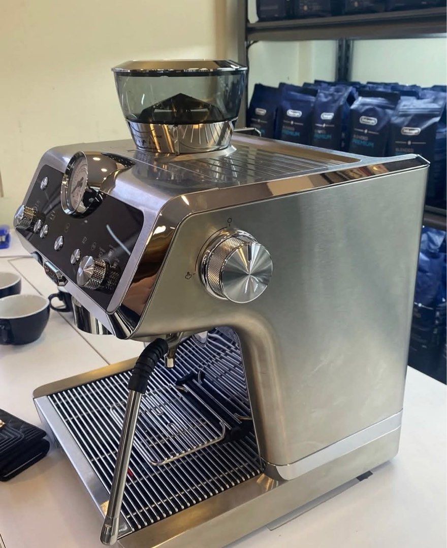 De'Longhi La Specialista Espresso Machine (Category: Coffee Machines & Makers) located in Pasig City. Submitted by ella.p.j (Listing ID 1422580915, Image 2). Description: - De'Longhi La Specialista espresso machine - Built-in grinder for fresh coffee - Smart tamping station - Milk frother - Milk frothing jug - Stainless steel finish - Includes portafilter and drip tray - Perfect for espresso, lattes, and cappuccinos - Easy home brewing.