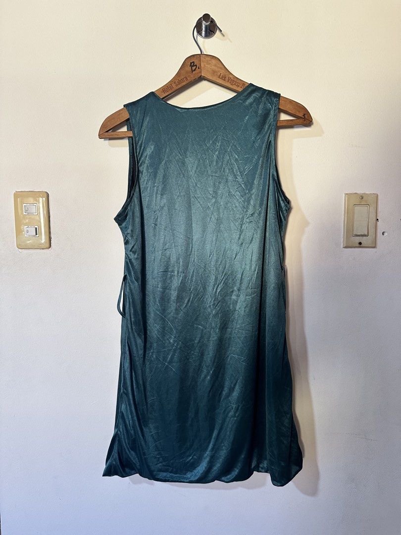 Emerald Green Sleeveless Tunic Dress (Category: Dresses) located in Muntinlupa City. Submitted by dandelion14 (Listing ID 1422607996, Image 2). Description: - Teal sleeveless dress - Gathered neckline - Flowing silhouette - Rounded neckline - Slightly curved hemline - with 2 belt loops - satin material - Loose fit .