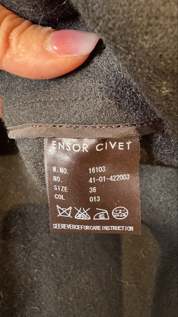 Ensor Civet Ruffle Jacket （分類：外套及戶外衣服）位於 Hong Kong。 由 suyi5190 提交（商品編號 1422628107，圖片 4）。簡介： Black jacket from Ensor Civet with ruffle detailing. Features a round neckline and three buttons down the front. Includes two pockets. 。
