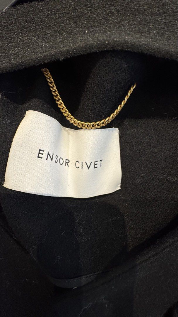 Ensor Civet Ruffle Jacket （分類：外套及戶外衣服）位於 Hong Kong。 由 suyi5190 提交（商品編號 1422628107，圖片 2）。簡介： Black jacket from Ensor Civet with ruffle detailing. Features a round neckline and three buttons down the front. Includes two pockets. 。