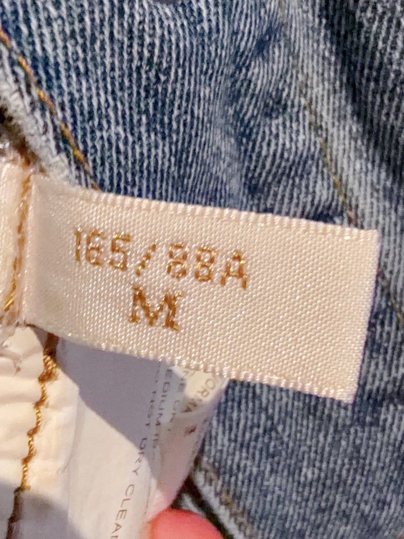 Five Plus Denim Jacket with Patch （分類：外套及戶外衣服）位於 Hong Kong。 由 Alicepi 提交（商品編號 1422682755，圖片 3）。簡介： Denim jacket from Five Plus features a unique patch design on the back. It has a cropped style with a raw hem. The jacket has a button-up front, two chest pockets, and a classic collar. The size is M. The jacket is made of 100% cotton.。